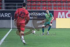 3. Liga; FC Ingolstadt 04 - SC Verl; Torwart Kai Eisele (25, FCI) spielt zu Marcel Costly (22, FCI)