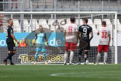 3. Liga; Rot-Weiss Essen - FC Ingolstadt 04; Elfmeter gegen Ingolstadt, Torwart Marius Funk (1, FCI) Eisfeld Thomas (32 RW) Tor