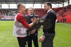 2.BL; FC Ingolstadt 04 - FC Hansa Rostock; vor dem Spiel Verabschiedung der Spieler die den Verein verlassen. Filip Bilbija (35, FCI) Sportmanager Malte Metzelder (FCI) Geschäftsführers Dietmar Beiersdorfer (FCI Sport Kommunikation)