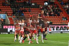 3. Liga; FC Ingolstadt 04 - SSV Jahn Regensburg; Ecke, Kopfball Tobias Schröck (21, FCI) Ganaus Noah (20 SSV) Jannik Mause (7, FCI)