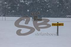 2023_12_1 - - Saison 2023/24 - Schnee auf dem Fussballplatz - SV Zuchering - Platz ist gesperrt - Schild platz ist gesperrt Schnee Tor Spielabsage Schnee - Foto: Meyer Jürgen