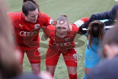 2. Fußball-Liga - Frauen - Saison 2022/2023 - FC Ingolstadt 04 - SC Freiburg II - Die Mannschaft bildet einen Kreis vor dem Spiel - Alina Mailbeck (Nr.8 - FCI Frauen) motiviert ihre Mitspielerinnen - Foto: Meyer Jürgen