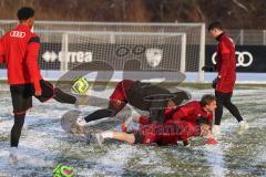 3. Liga - Saison 2025/26 - FC Ingolstadt 04 - Trainingsauftakt nach der Winterpause - Linus Rosenlöcher (Nr.19 - FCI) - Jasper Maljojoki (Nr.23 - FCI) - Dennis Kaygin (Nr.10 - FCI) beim Liegestützen machen - Foto: Meyer Jürgen