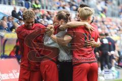 3. Liga; MSV Duisburg - FC Ingolstadt 04; Tor Jubel Treffer 0:1 durch Davide Sekulovic (33, FCI) Cheftrainerin Sabrina Wittmann (FCI) rennt zu ihm aufs Feld, Max Plath (14 FCI) Yann Sturm (7, FCI) Linus Rosenlöcher (19, FCI) #Fredrik Carlsen (8, FCI)