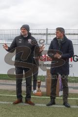 AUDI - Schanzer Amateur Cup 2023 - Finale - TSV Hohenwart - FC Mindelstetten - 5:3 - Geschäftsführer Sport und Kommunikation Dietmar Beiersdorfer (FCI) und Andreas Zelzer (Audi) bei der Siegerehrung -.Foto: Meyer Jürgen