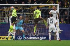 DFB Pokal; Borussia Dortmund - FC Ingolstadt 04; Torwart Fabijan Buntic (24, FCI) Toraktion, Bellingham Jude (22 BVB) Reinier (20 BVB) Kopfball Nico Antonitsch (5, FCI) Thomas Keller (27, FCI)