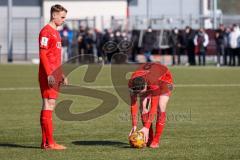 A - Junioren Bundesliga Süd/Südwest -  Saison 2021/2022 - FC Ingolstadt 04 - 1. FC Saarbrücken - Keidel Felix (#8 FCI) legt sich den Ball zurecht für eine Freistoß - Riedl Fabio (#18 FCI) links - Foto: Meyer Jürgen