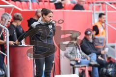 3. Liga; FC Ingolstadt 04 - VfB Lübeck; ärgert sich an der Seitenlinie, Spielerbank Cheftrainerin Sabrina Wittmann (FCI)