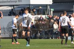 2.BL; Holstein Kiel - FC Ingolstadt 04 - Niederlage, hängende Köpfe Visar Musliu (16, FCI) Merlin Röhl (34, FCI) Nico Antonitsch (5, FCI)