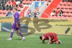3. Liga; FC Ingolstadt 04 - 1. FC Schweinfurt 05; Spiel ist aus, Niederlage, hängende Köpfe 2:3 Jonas Scholz (15, FCI) am Boden, Torwart Stahl Toni (1 S05)