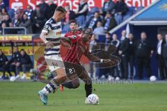 3. Liga; MSV Duisburg - FC Ingolstadt 04; Zweikampf Kampf um den Ball Moussa Doumbouya (27, FCI) Marvin Senger (4 MSV)