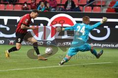 3.Liga - Saison 2022/2023 - FC Ingolstadt 04 -  MSV Duisburg - Patrick Schmidt (Nr.9 - FCI) mit einer Torchance - Torwart Max Braune (Nr.24 - MSV Duisburg) - Foto: Meyer Jürgen