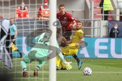 Relegation 1 - FC Ingolstadt 04 - VfL Osnabrück - Filip Bilbija (35, FCI) Flanke zu Fatih Kaya (9, FCI) Tor, Torwart Kühn Philipp (22 VfL) Beermann Timo (33 VfL)