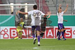 DFB Pokal; FC Ingolstadt 04 - Erzgebirge Aue; Tor für Aue Ausgleich 1:1, Torwart Fabijan Buntic (24, FCI) kommt nicht hin, Zolinski Ben (31 Aue) Fandrich Clemens (5 Aue) Denis Linsmayer (23, FCI)