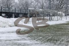 2023_12_1 - - Saison 2023/24 - Schnee auf dem Fussballplatz - ASP - Audi Sport Park - Platz ist gesperrt - Schild platz ist gesperrt Schnee Tor Spielabsage Schnee - Foto: Meyer Jürgen