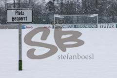 2023_12_1 - - Saison 2023/24 - Schnee auf dem Fussballplatz - DJK Ingolstadt - Platz ist gesperrt - Schild platz ist gesperrt Schnee Tor Spielabsage Schnee - Foto: Meyer Jürgen