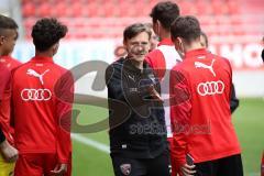 Im Bild: Co-Trainer Maximilian Gärtner (U17 FC Ingolstadt) klattscht mit den Spielern ab

Fussball - B-Junioren - Relegation 2021  - FC Ingolstadt 04 - SSV Jahn Regensburg -  Foto: Ralf Lüger/rsp-sport.de