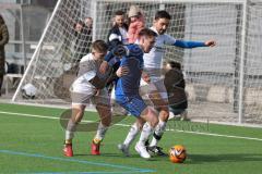 AUDI - Schanzer Amateur Cup - Finale- Saison 2024/25 - SV Hundszell - SV Menning - Stefan Härdl weiss rechts Hundszell - Jonas Boldt blau Menning - Tobias Eichinger weiss Hundszell links - Foto: Meyer Jürgen