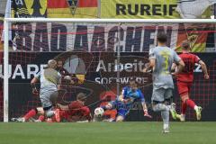 3. Liga; FC Ingolstadt 04 - Alemannia Aachen; Torchance verpasst Castelle Niklas (44 AA) Torwart Kai Eisele (25, FCI) und Jasper Maljojoki (23, FCI) retten