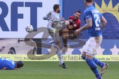 3. Liga - Hansa Rostock - FC Ingolstadt 04 - Zusammenstoß Torwart Markus Kolke (1 Rostock) und Robin Krauße (23, FCI)