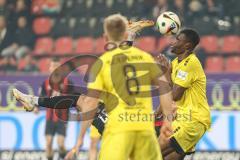 3. Liga; FC Ingolstadt 04 - Alemannia Aachen; Pascal Testroet (37, FCI) versucht Fallrückzieher und trifft Nkoa Patrick (34 AA) mit dem Ball im Gesicht