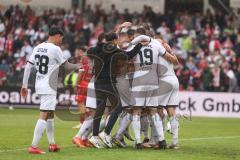 3. Liga; Energie Cottbus - FC Ingolstadt 04; Tor Jubel Treffer Yannick Deichmann (20, FCI) alle laufen zum Torschützen, auch Cheftrainerin Sabrina Wittmann (FCI)