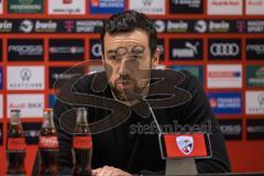 3. Liga; FC Ingolstadt 04 - Neuer Trainer Cheftrainer Guerino Capretti (FCI), erste Pressekonferenz, Sportmanager Malte Metzelder (FCI)