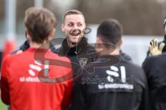 3. Liga; FC Ingolstadt 04 - Trainingsauftakt im Audi Sportpark, Trainingsgelände; Torwart Marius Funk (1, FCI) hat Geburtstag und alle singen