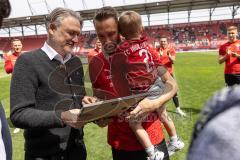 3. Liga; FC Ingolstadt 04 - VfB Lübeck; vor dem Spiel Tobias Schröck (21, FCI) letztes Heimspiel Verabschiedung , Fan Fankurve Banner Fahnen Spruchband Nummer 21, Geschäftsführers Dietmar Beiersdorfer (FCI Sport Kommunikation)