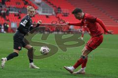 3. Liga - Saison 2025/26 - FC Ingolstadt 04 - Rot-Weiss Essen - Max Besuschkow (Nr.17 - FC Ingolstadt 04) - Michael  Kosta (Nr.2 - Rot-Weiss Essen) - Foto: Meyer Jürgen