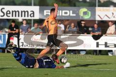 Toto-Pokal; SV Hutthurm - FC Ingolstadt 04; Jannik Mause (7, FCI) scheitert an Torwart Joseph Breinbauer (SVH)