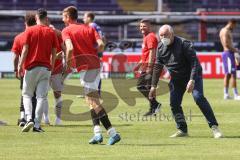 Relegation 2 - VfL Osnabrück - FC Ingolstadt 04 - Spiel ist aus, FCI steigt auf in die 2. Liga, Jubel Party, Vorsitzender des Vorstandes Peter Jackwerth (FCI) mit Filip Bilbija (35, FCI)