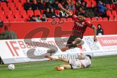 3. Liga; FC Ingolstadt 04 - Dynamo Dresden; Zweikampf Kampf um den Ball Sprung Justin Butler (31, FCI) über Park Kyu-Hyun (2 DD)