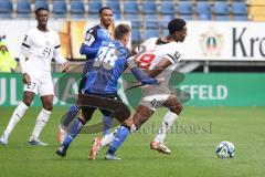 3. Liga; Arminia Bielefeld - FC Ingolstadt 04; Zweikampf Kampf um den Ball Bryang Kayo (48, FCI) Wörl Marius (38 AB)