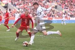3. Liga; Rot-Weiss Essen - FC Ingolstadt 04; Zweikampf Kampf um den Ball Benjamin Kanuric (8, FCI) mit Flanke Moustier Tom (28 RWE)