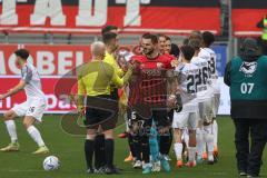 3.Liga - Saison 2022/2023 - FC Ingolstadt 04 -  - FC Freiburg II - Die Mannschjaft begrüsst sich - Foto: Meyer Jürgen