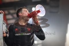 3. Liga; SSV Jahn Regensburg - FC Ingolstadt 04; Sieg Jubel Freude 0:3 Jonas Scholz (15, FCI) mit dem Megaphon der Fans