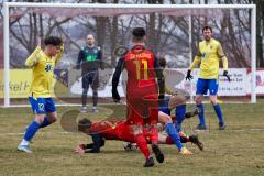 Bezirksliga - SV Kasing - SV Dornach - Jan Witek rot Kasing am Boden - Maximilian Leidecker #5 Dornach - Foto: Jürgen Meyer