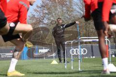 3.Liga - Saison 2022/2023 - FC Ingolstadt 04 -  - Cheftrainer Michael Köllner (FCI) beim ersten Training - Cheftrainer Michael Köllner (FCI) sieht beim aufwärmen zu - Foto: Meyer Jürgen