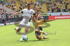 2.BL; Dynamo Dresden - FC Ingolstadt 04, Zweikampf Stefan Kutschke (30, FCI) Löwe Chris (15 DD)