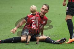 3. Fußball-Liga - Saison 2022/2023 - FC Ingolstadt 04 - SpVgg Bayreuth - Das Spiel ist aus - Jubel - Die Spieler bedanken sich bei den Fans - Tanzen - Freude - Tobias Schröck (Nr.21 - FCI) - Foto: Meyer Jürgen