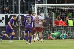 3. Liga; Erzgebirge Aue - FC Ingolstadt 04; Torwart Kai Eisele (25, FCI) sicher am Ball