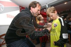 3.Liga - Saison 2022/2023 - FC Ingolstadt 04 -  - Fantreffen im Sporttreff - Cheftrainer Rüdiger Rehm (FCI) - mit Fans und gibt Autogramme - Foto: Markus Banai