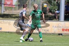 Freundschaftsspiel - Saison 2023/2024 - SV Manching  - FSV Fortuna Regensburg - Reiner Meisinger (Nr.8 - SV Manching) - Glöckner Maertin grau Regensburg - Foto: Meyer Jürgen