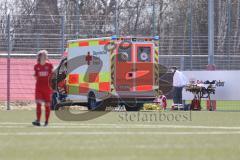 2. Frauen-Bundesliga Süd - Saison 2020/2021 - FC Ingolstadt 04 - FC Würzburger Kickers - Eine verletzte Spielerin von Würzburg verletzt am Boden - Rettungseinsatz - Notarzt fährt auf das Spielfeld - Spielunterbrechung - Foto: Meyer Jürgen