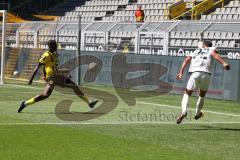 3. Fußball-Liga - Saison 2022/2023 - Borussia Dortmund II - FC Ingolstadt 04 - Marcel Costly (Nr.22 - FCI) flankt in den Strafraum wo Hans Nunoo Sarpei (Nr.14 - FCI) den 0:4 Führungstreffer schiesst - Jubel - Foto: Meyer Jürgen