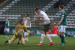 3. Liga - VfB Lübeck - FC Ingolstadt 04 - Stefan Kutschke (30, FCI) entschuldigt sich bei Torwart Raeder Lukas (32 Lübeck)