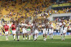 2.BL; Dynamo Dresden - FC Ingolstadt 04, Spiel ist aus, Niederlage FCI 3:0, die Mannschaft bedankt sich bei den mitgereisten Fans Nico Antonitsch (5, FCI) Dennis Eckert Ayensa (7, FCI) Maximilian Beister (11, FCI) Filip Bilbija (35, FCI) Fatih Kaya (9, FC