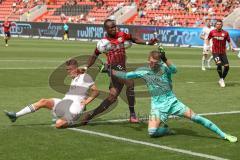 3.Liga - Saison 2022/2023 - FC Ingolstadt 04 -  1. FC Saarbrücken - Moussa Doumbouya (Nr.27 - FCI) mit einer Torchance. - - Torwart Daniel Batz (Nr.1 - 1. FC Saarbrücken) - Foto: Meyer Jürgen