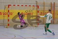 Lotto Bayern Hallencup - Saison 2024/25 - Türkisch SV Ingolstadt - SV Manching - Finale - 6 meter schiessen - Dzenis Seferovic grün Manching - Tobias Gooss TW Türkisch - Foto: Meyer Jürgen